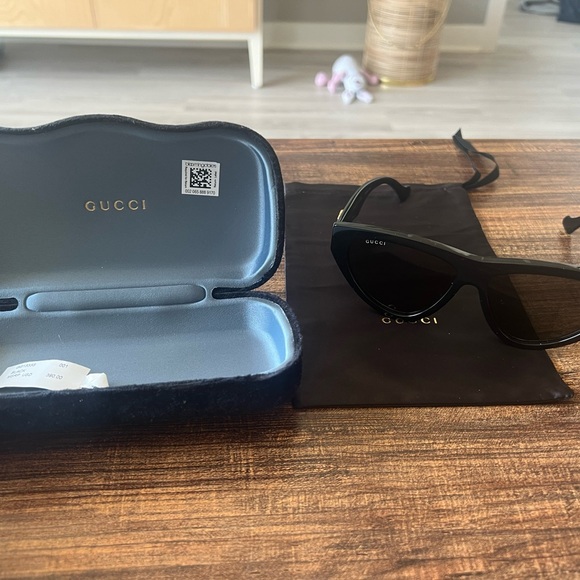 New Condition Gucci Sunglasses - Picture 4 of 16
